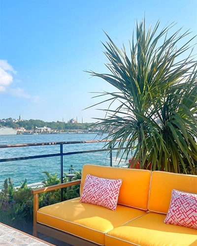 Galataport Sail Loft’un deniz kenarı terasında Boğaz manzaralı oturma alanı