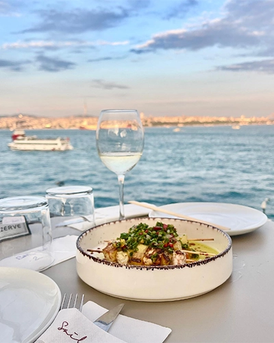 Galataport Sail Loft restoranında Boğaz manzarası eşliğinde yemek ve şarap sunumu