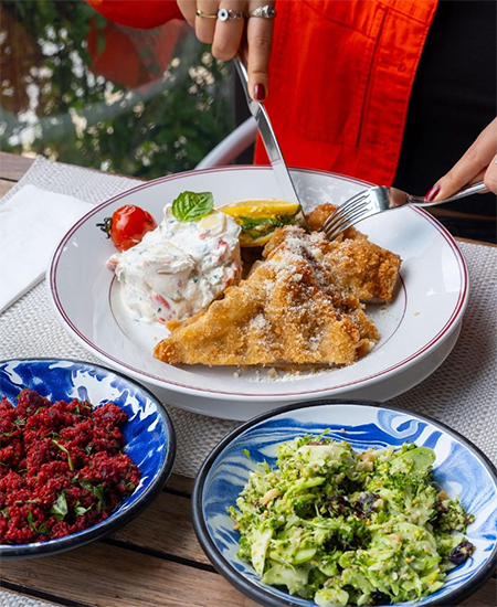 “Havan’dan restoranında servis edilen çıtır pane edilmiş ana yemek, yoğurtlu salata ve yan mezelerle birlikte.”