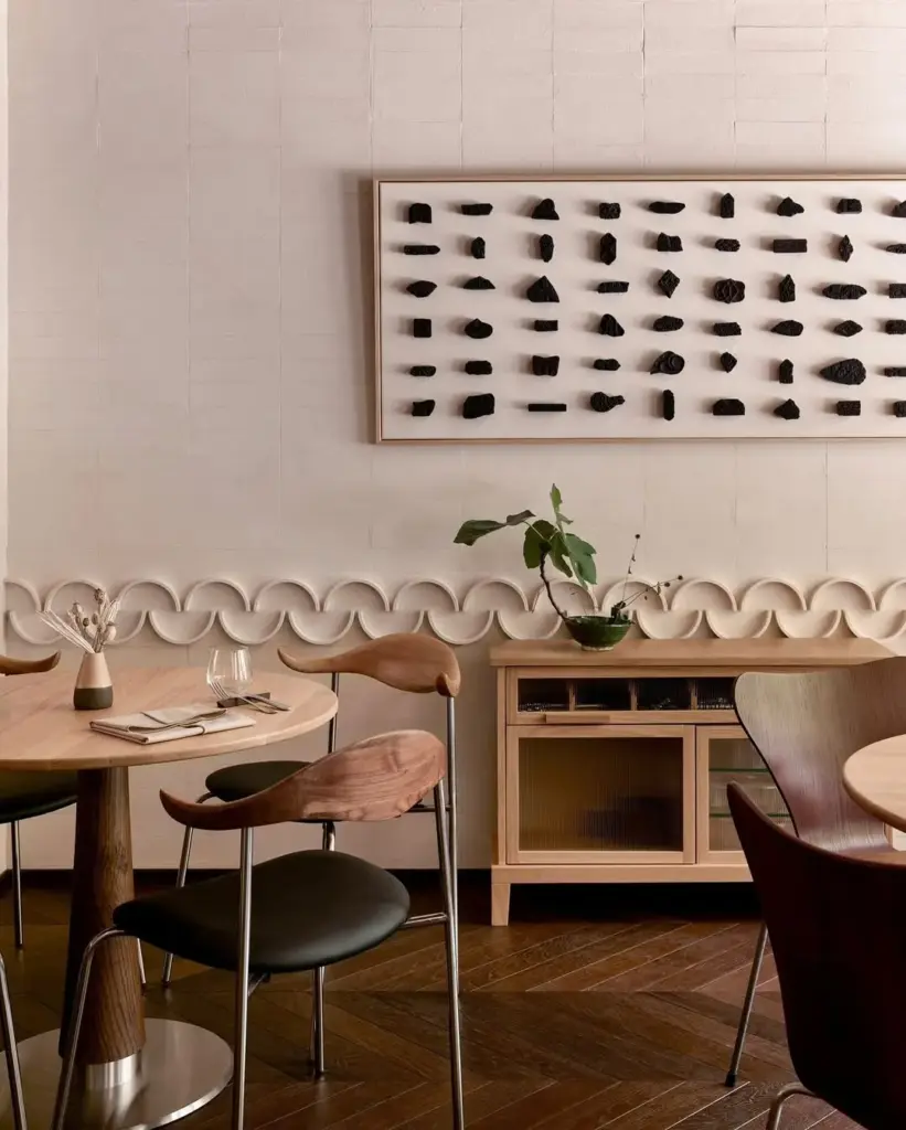 Herise İstanbul’un minimal ve modern iç tasarımı: doğal ahşap mobilyalar, sade dekoratif detaylar ve sakin atmosfer.