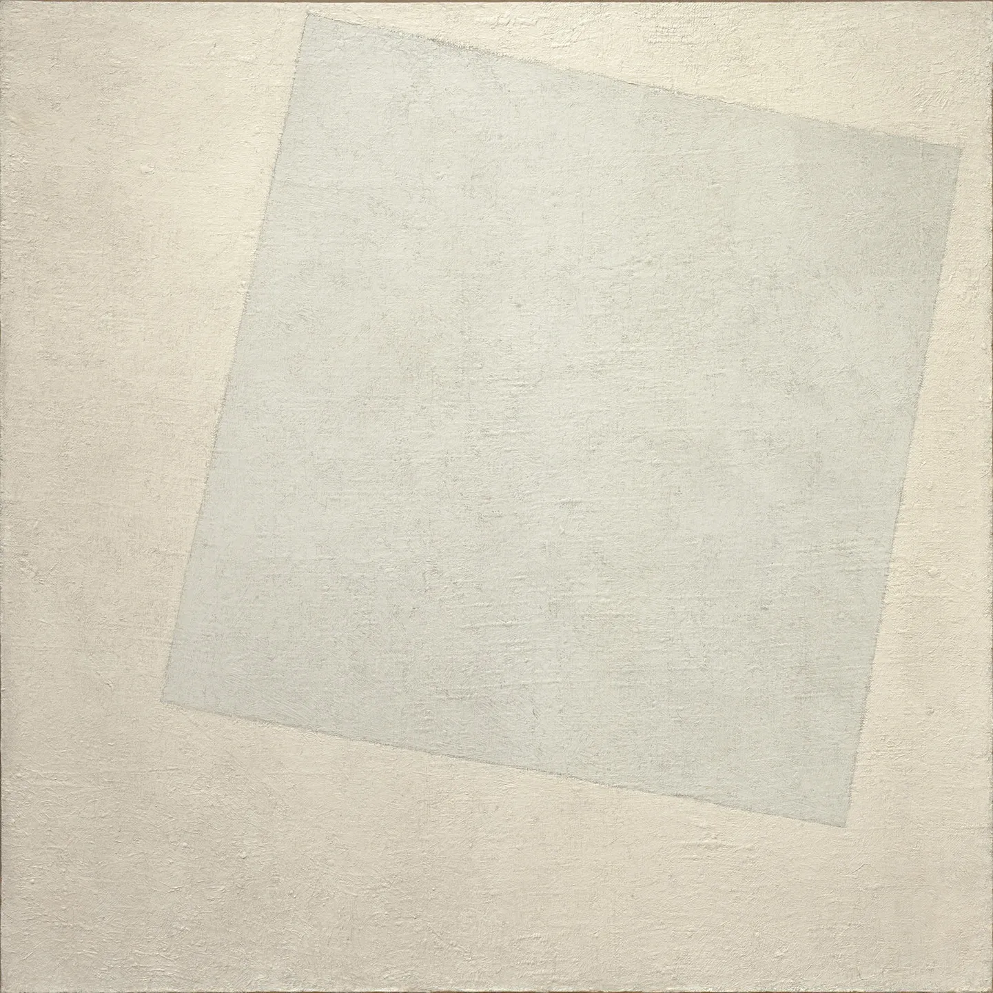Kazimir Malevich'in MoMA'da mutlaka görülmesi gereken eserlerinden biri olan bu soyut ve minimalist tablo, hafifçe eğimli açık gri bir kareyi benzer tondaki dokulu beyaz bir zemin üzerinde göstererek saf duyguyu arayan radikal bir sanat anlayışını yansıtır.