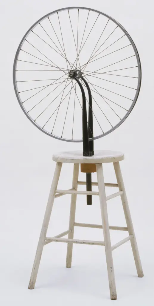 New York'taki MoMA'da modern sanatın sınırlarını zorlayan mutlaka görülmesi gereken eserlerden biri olan Marcel Duchamp'ın Bicycle Wheel adlı bu ünlü ready-made çalışmasında, gümüş jantlı ve çok telli bir bisiklet tekerleği, eskimiş beyaz ahşap bir taburenin üzerine dikey olarak monte edilmiş şekilde duruyor.