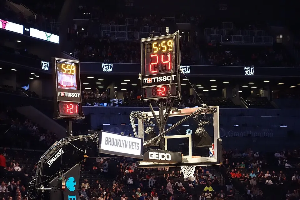 Bir NBA Sezonu basketbol maçında, seyirci dolu bir arenada, skor tabelasında oyun süresi 5:59, şut saati 24 ve skor 8:2 olarak görünürken, pota altındaki ekranda Brooklyn Nets yazısı beliriyor.