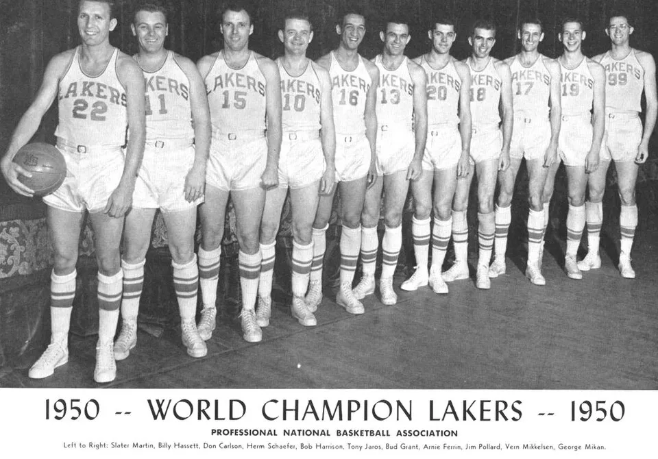 1950 Dünya Şampiyonu Minneapolis Lakers takımının, beyaz formaları ve çizgili çoraplarıyla yan yana poz verdiği, 22 numaralı oyuncunun bir basketbol topu tuttuğu bu siyah beyaz fotoğraf, NBA tarihinde önemli bir anı yansıtıyor.