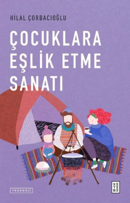 Marka Adı: Hilal Çorbacıoğlu
Ürün Adı: Hilal Çorbacıoğlu Unisex Çocuklara Eşlik Etme Sanatı
Ürün Cinsiyeti: Unisex
Ürün Tipi: Pedagoji Kitabı
Ürün Sezonsallığı: Belirtilmemiş
Ürün Çeşidi: Eğitim ve Ebeveynlik Kitabı
Ürün Özellikleri: Hilal Çorbacıoğlu imzalı Çocuklara Eşlik Etme Sanatı adlı bu kitap, mor zemin üzerine çizilmiş, bir çadır önünde kamp ateşi etrafında oturan bir aile (baba, anne ve çocuk) illüstrasyonuyla sıcak ve davetkar bir kapağa sahiptir. Pastel tonlar ve cana yakın karakter çizimleri, kitabın ebeveynlik yolculuğuna samimi bir yaklaşımını yansıtır. Pedagoji alanında kaleme alınan bu eser, ebeveynleri kendi çocukluk anılarıyla yüzleşmeye davet ederek, çocuklarıyla daha derin bir empati kurmalarını ve güçlü iletişim becerileri geliştirmelerini hedefler. Çocukların mahremiyet duygusunu ve özgüvenini nasıl geliştireceklerine dair önemli bilgiler sunar.
Öne Çıkan Detaylar:
- Ebeveynlerin kendi çocukluk anılarını keşfederek kendilerini anlamalarına rehberlik eder.
- Çocuklarla derin empati ve güçlü iletişim kurma yöntemlerini detaylı bir şekilde açıklar.
- Çocukların mahremiyetini koruma ve özgüven gelişimlerini desteklemeye yönelik pratik bilgiler sunar.
Kimler Kullanıyor?: Bu kitap, çocuk yetiştirme sürecinde kendini anlamak, çocuklarıyla daha derin bir bağ kurmak ve pozitif bir iletişim geliştirmek isteyen tüm ebeveynlere yöneliktir. Özellikle çocukların mahremiyetine ve özgüven gelişimine önem veren, kendi ebeveynlik yolculuklarında bilinçli adımlar atmayı arzulayan anne ve baba adayları ile mevcut ebeveynler için değerli bir rehberdir. Modern ebeveynlik yaklaşımlarını benimseyen ve çocuklarının ruhsal gelişimine destek olmak isteyen herkes bu kitaptan faydalanabilir.