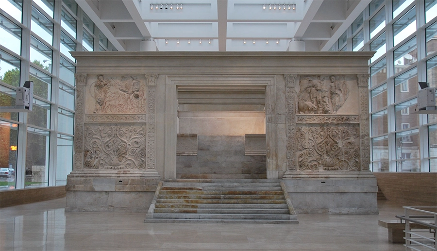 Modern Richard Meier tasarımı Ara Pacis Müzesi içinde sergilenen, Antik Roma’nın zengin sanatsal mirasını yansıtan, figür ve süslemelerle detaylandırılmış mermer Ara Pacis sunağı, Roma Seyahat Rehberi'nin tarih ve sanat dolu ziyaret noktalarından biri olarak öne çıkıyor.