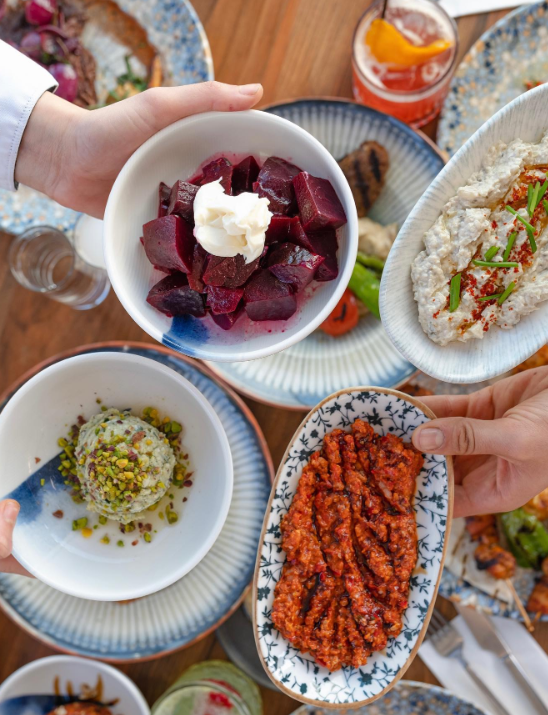 Arwin Cihangir’in Galata Kulesi ve İstanbul siluetine bakan terası - Cihangir mekanları rehberi.