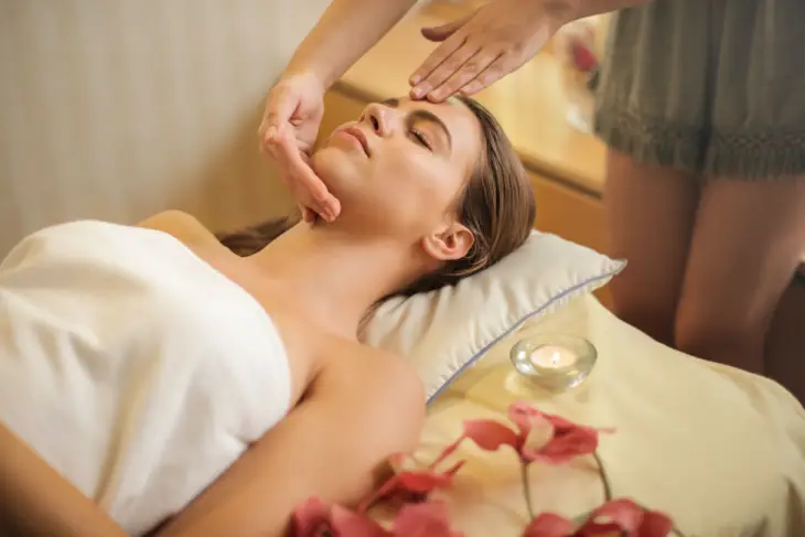 Spa merkezinde rahatlatıcı masaj terapisiyle stres atan kadın
