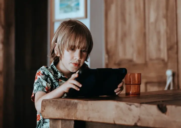 Tablette eğitici mobil uygulamalar kullanan çocuk ve dijital öğrenme deneyimi.