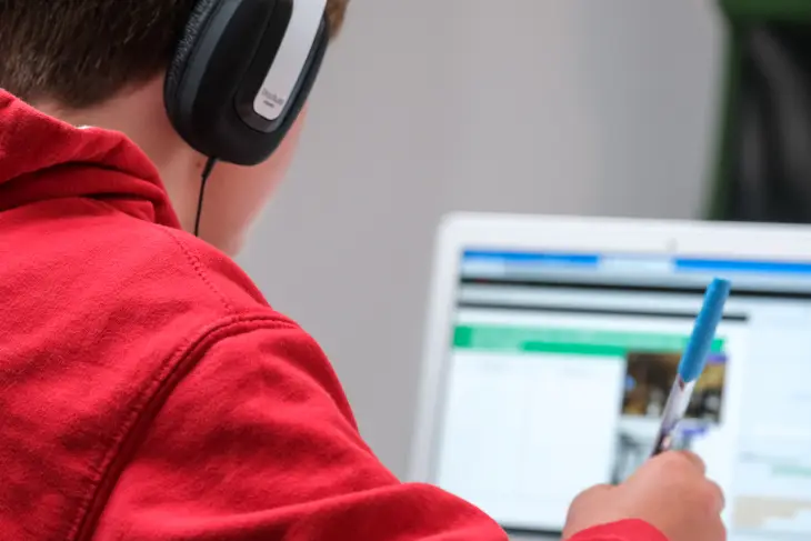 ScratchJr ile blok tabanlı kodlama öğrenen ve algoritmik düşünme becerisi kazanan çocuk.