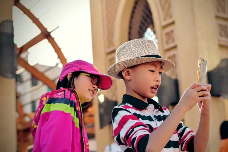 Eğitici mobil uygulamalar arasından Star Walk Kids üzerinden takımyıldızlarını ve uzayın derinliklerini keşfeden çocuk.