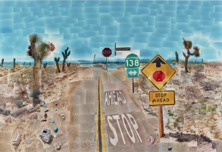 David Hockney’nin fotoğraf kolaj tekniğiyle oluşturduğu çöl yolu ve trafik tabelaları kompozisyonu: