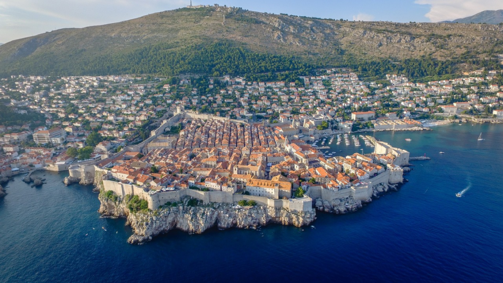 Hırvatistan'ın Adriyatik Denizi kıyısında, masmavi sularla çevrili tarihi Dubrovnik şehrinin havadan çekilmiş bu büyüleyici fotoğrafı, kırmızı çatılı binaları ve devasa surlarıyla kayalık bir yarımada üzerinde yükselen, yemyeşil dağlarla çevrili bir manzarayı gözler önüne seriyor.