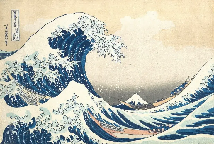 Katsushika Hokusai’nin ünlü ahşap baskısı The Great Wave off Kanagawa, devasa dalgalar ve küçük teknelerle Japon Ukiyo-e sanatının en ikonik eserlerinden biri.