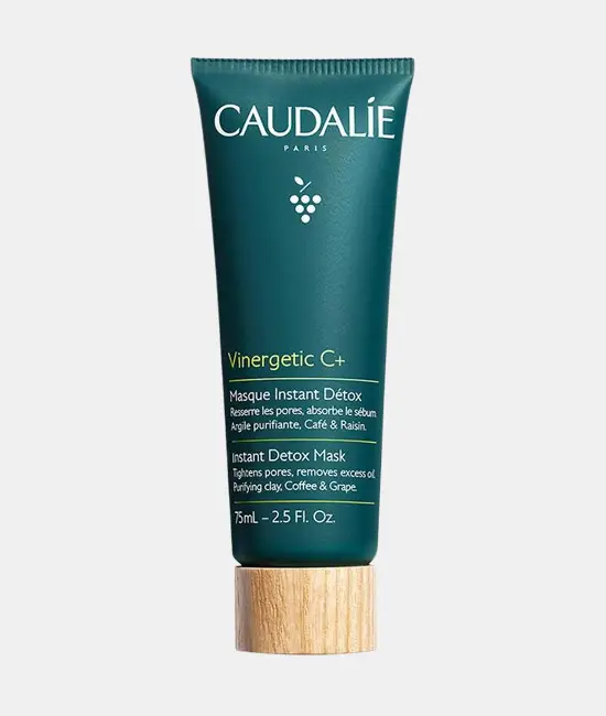 Ürün Cinsiyeti
Unisex
Ürün Tipi
Yüz Maskesi
Ürün Sezonsallığı
Dört Mevsim
Ürün Çeşidi
Detoks ve Arındırıcı Kil Maskesi
Ürün Özellikleri
Caudalie Vinergetic C+ Instant Detox Mask, cildi şehir hayatının getirdiği kirlilik, fazla sebum ve yorgunluk etkilerinden arındırmak için geliştirilmiş yoğun etkili bir detoks maskesidir. Pembe kil (kaolin ve bentonit) içeren formülü sayesinde gözeneklerde biriken fazla yağı ve kiri nazikçe emerken, kahve özü antioksidan etkisiyle cildi canlandırmaya yardımcı olur. Vegandır, parfüm içermez ve hassas ciltler dahil tüm cilt tiplerine uygundur. Düzenli kullanımda cildin daha mat, dengeli ve aydınlık görünmesini destekler. Haftada 1–2 kez kısa sürede etki gösteren pratik bir bakım adımı sunar.
Öne Çıkan Detaylar
• Pembe kil (kaolin & bentonit) ile arındırıcı etki
• Fazla sebumu dengelemeye yardımcı formül
• Kahve özü ile antioksidan ve detoks desteği
• Parfümsüz, vegan ve hassas ciltlere uygun
• 5–10 dakikalık kısa uygulama süresi
• Tüm cilt tipleriyle uyumlu
Kimler Kullanıyor?
Cildinde donukluk, yağ dengesizliği veya şehir kaynaklı kir birikimi hisseden; bakım rutininde hızlı ama etkili bir detoks adımı arayanlar için ideal bir maske. Günlük temizlikten sonra cildini tazelemek, daha pürüzsüz ve dengeli bir görünüm elde etmek isteyen herkesin rutinine kolayca uyum sağlar.
Cildi arındırmaya yardımcı, pembe kil içeren Caudalie detoks maskesi; fazla sebumu dengeleyen, gözenek görünümünü azaltmayı hedefleyen vegan ve parfümsüz bakım sunar.