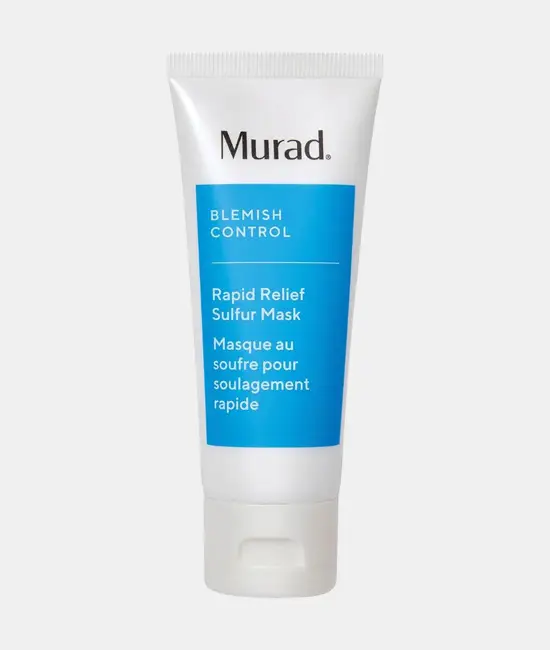 Ürün Cinsiyeti
Unisex
Ürün Tipi
Yüz Maskesi
Ürün Sezonsallığı
Dört Mevsim
Ürün Çeşidi
Arındırıcı ve Dengeleyici Sülfür Maskesi
Ürün Özellikleri
Murad Rapid Relief Sulfur Mask, özellikle yağlı, hassas ve akneye eğilimli ciltler için geliştirilmiş güçlü bir arındırıcı bakım sunar. Mikro formüllü yapısı sayesinde gözeneklere nüfuz ederek cildi derinlemesine temizlemeye yardımcı olur. Kaolin kili ve çinko fazla sebumu emerek yağ dengesini desteklerken, sülfür içeriği cildi arındırmaya ve onarmaya katkı sağlar. Salisilik asit, cilt yüzeyinin daha pürüzsüz ve dengeli görünmesine yardımcı olurken doğal peat özü nem desteği sunar. Klinik olarak ciltteki yağı anında azaltmaya ve düzenli kullanımda akne ve kızarıklık görünümünü azaltmaya destek olduğu gösterilmiştir. Parfümsüz, vegan ve hassas ciltlerle uyumlu bir formüle sahiptir.
Öne Çıkan Detaylar
• Sülfür ile arındırıcı ve dengeleyici etki
• Kaolin kili ve çinko ile fazla sebumu emmeye yardımcı formül
• Salisilik asit ile pürüzsüz cilt görünümünü destekler
• Yağlı ve hassas ciltlerle uyumlu
• Paraben, sülfat, ftalat ve mineral yağ içermez
• Hayvanlar üzerinde test edilmez
• Haftada 2–3 kez kullanıma uygun
Kimler Kullanıyor?
Yağlanma, akne eğilimi ve kızarıklık problemi yaşayan; cildini yormadan arındırmak ve dengelemek isteyenler için ideal bir maske. Kısa sürede etki eden, hedefe yönelik bakım adımlarını rutinine eklemeyi sevenlerin cilt bakım alışkanlıklarına kolayca uyum sağlar.
Sülfür ve kil içeren Murad arındırıcı yüz maskesi, yağ dengesini destekleyen, akne ve kızarıklık görünümünü azaltmaya yardımcı hassas cilt dostu bir bakım sunar.