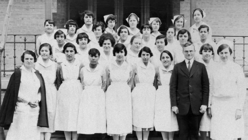 Türk Hemşire Derneği'nin kurucularından biri olan ve bu derneğin 18 yıl boyunca başkanlığını üstlenen Esma Deniz,