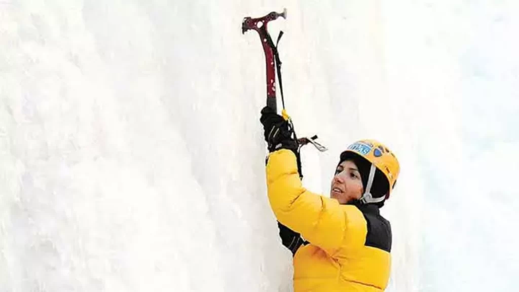 Everest'te zirveye tırmanan ilk Türk kadını Eylem Elif Maviş