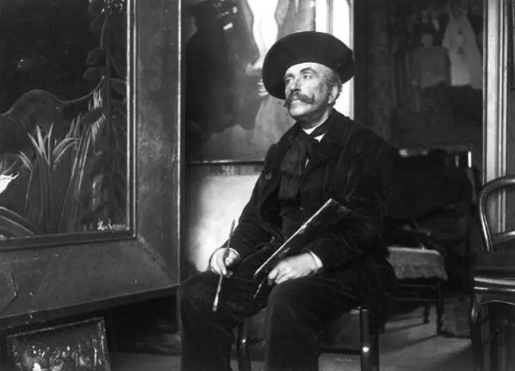 Henri Rousseau atölyesinde tablosunun yanında; modern sanatın öncüsü Naif Sanat ressamı.