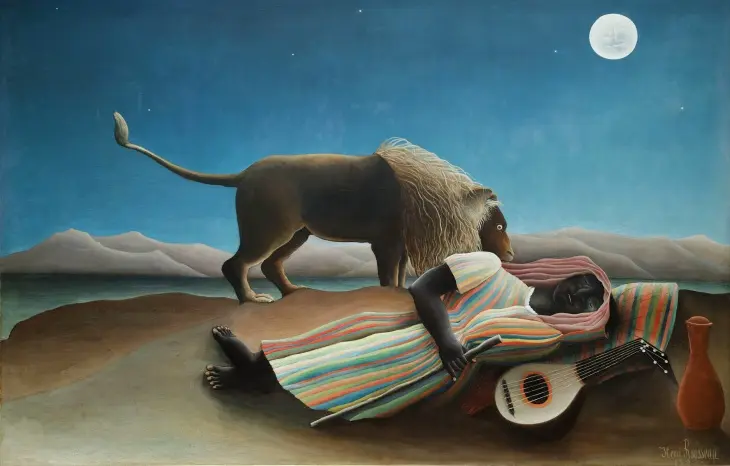 Henri Rousseau’nun ünlü “Uyuyan Çingene” tablosu; ay ışığında uyuyan figür ve aslan sahnesiyle modern sanat klasiği.