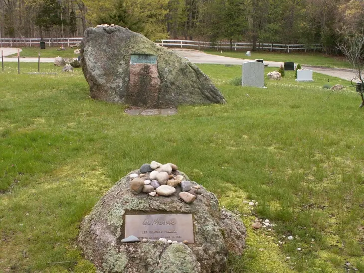 Jackson Pollock’un mezarı, Springs, New York – Sanatçının ve eşi Lee Krasner’ın mezar taşı.

