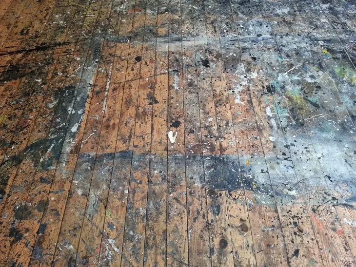 Jackson Pollock’un stüdyo zemini – Boya damlalarıyla kaplı, ünlü eserlerin üretildiği ahşap zemin.


