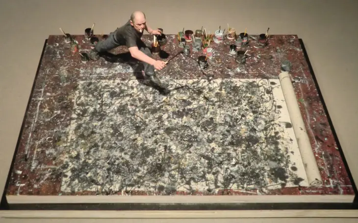 Jackson Pollock damlatma tekniği ile çalışırken – Sanatçı, yere serdiği tuval üzerinde boya damlatma yöntemiyle resim yapıyor.

