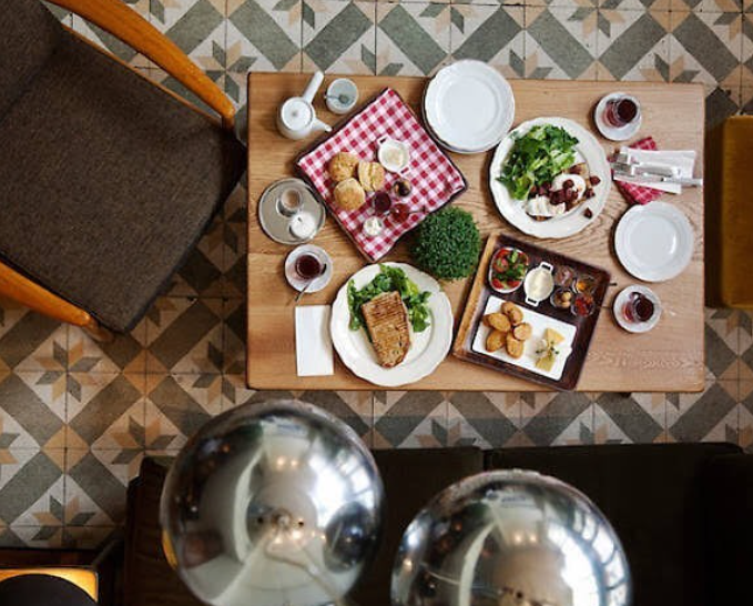 Journey Café Cihangir’in kitaplıklı, vintage koltuklu ve sıcak iç mekânı - Cihangir mekanları rehberi.