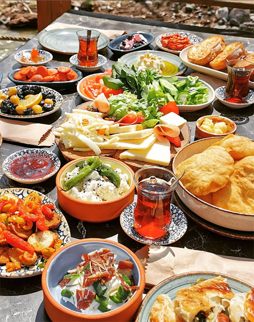 İzmir'de Güne Başlamanın En Lezzetli 19 Yolu: Lokallerin Gizli Kahvaltı Adresleri
