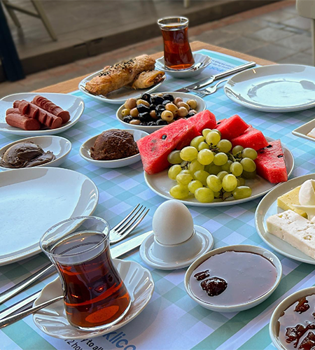 İzmir'de Güne Başlamanın En Lezzetli 19 Yolu: Lokallerin Gizli Kahvaltı Adresleri