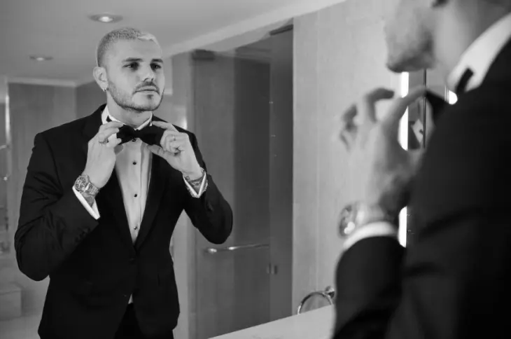 Mauro Icardi smokin giyerken ayna karşısında poz veriyor