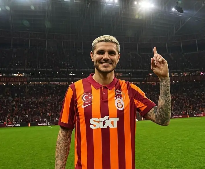 Galatasaraylı Mauro Icardi, Rams Park’ta taraftarına selam veriyor