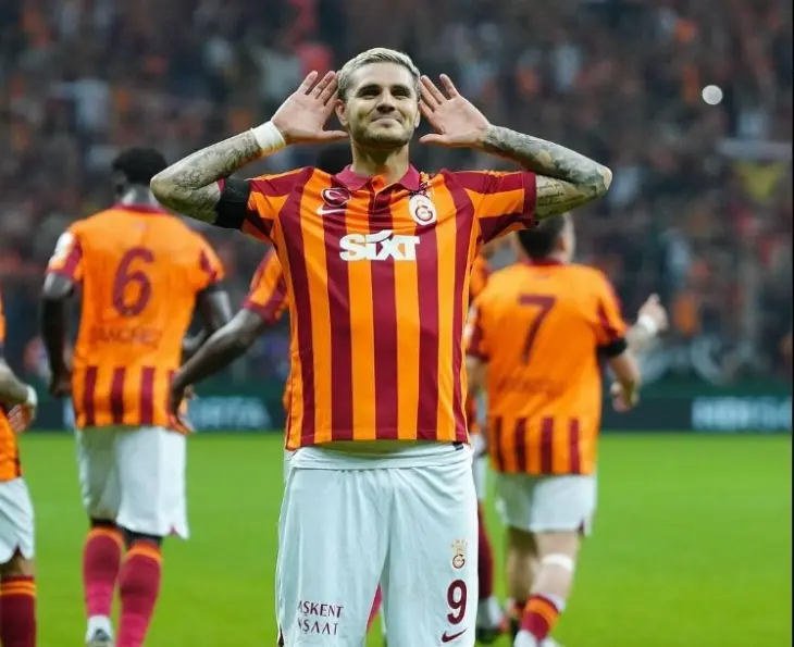 Mauro Icardi, Galatasaray formasıyla gol sevinci yaparken taraftarına kulaklarını gösteriyor