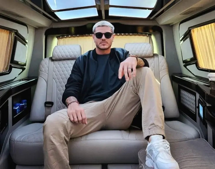 Mauro Icardi lüks bir araçta poz verirken