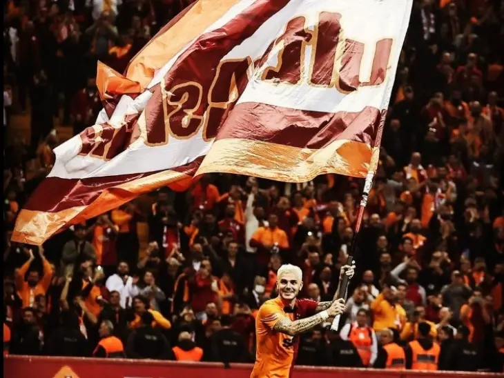 Mauro Icardi, Galatasaray tribünlerinde ultrAslan bayrağını sallarken