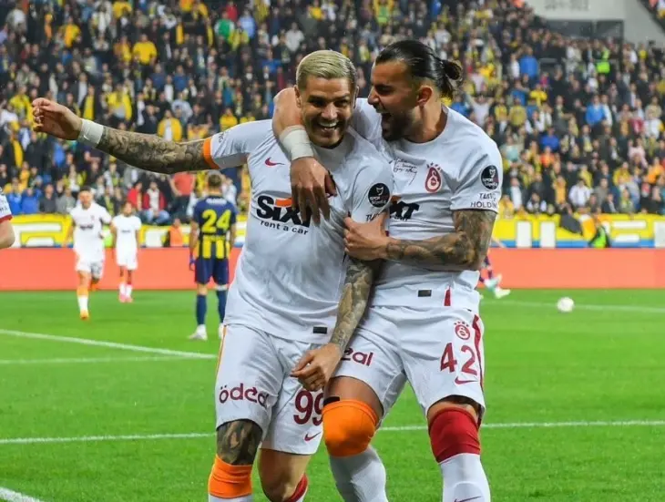 Mauro Icardi, Fenerbahçe derbisinde attığı gol sonrası Galatasaraylı takım arkadaşıyla kutlama yapıyor