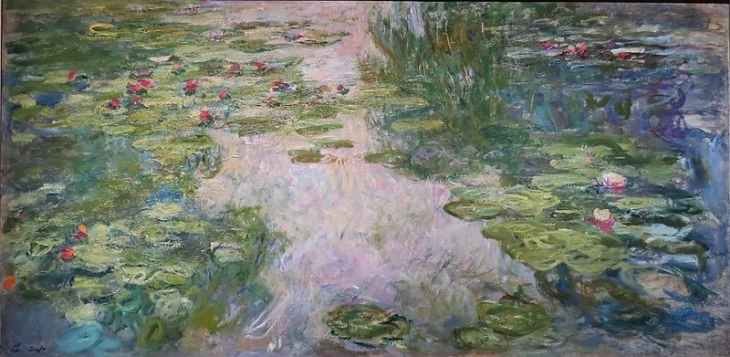Claude Monet'nin Su Zambakları tablosu, empresyonist tarzda yeşil nilüfer yaprakları ve pembe çiçeklerle dolu, yüzeyinde ışık yansımaları olan huzurlu bir su birikintisini panoramik bir şekilde gösteriyor ve MoMA'da mutlaka görülmesi gereken eserler arasında yer alıyor.