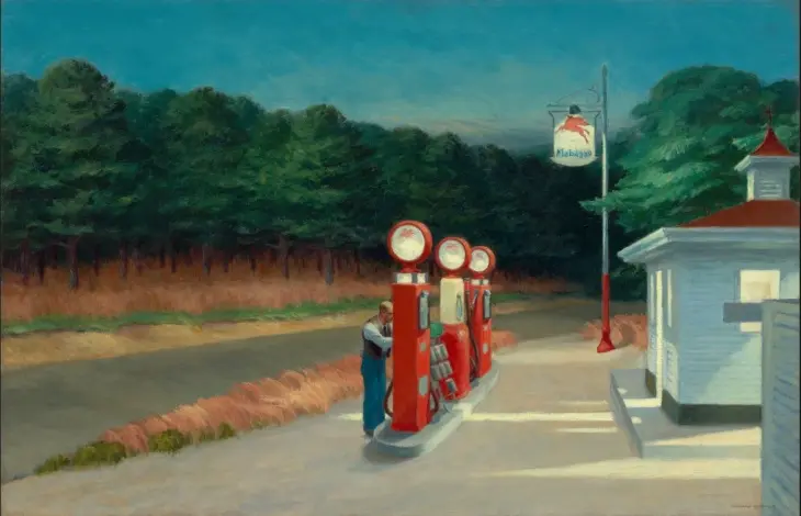 Edward Hopper'ın MoMA'da mutlaka görülmesi gereken eserlerinden biri olan Benzinlik tablosu, akşam alacakaranlığında kırmızı benzin pompalarının başında bekleyen mavi tulumlu bir görevliyi, ormanlık bir yolu ve sade bir istasyon binasını dramatik ışık-gölge kullanımıyla betimliyor, Amerikan yaşamının sessiz şiirselliğini yansıtıyor.