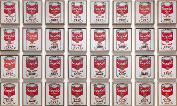 MoMA'nın mutlaka görülmesi gereken eserlerinden biri olan Andy Warhol'un pop art ikonu Campbell'ın Çorba Kutuları serisinden, otuz iki farklı çorba lezzetini gösteren kırmızı-beyaz kutu resimlerinin basit ahşap çerçevelerle bir duvarda simetrik olarak dizildiği etkileyici bir yerleştirme.