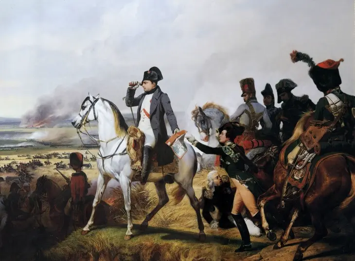Napoleon Bonaparte, beyaz atının üzerinde dürbünle dumanlar yükselen uzaklardaki savaş alanını incelerken, çevresindeki kurmaylar ona eşlik ediyor ve bu tablo onun hayatı ile askeri eserlerini tanımlayan kritik bir savaş anını ustalıkla betimliyor.