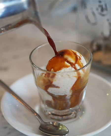 Norm Coffee Cihangir’in sade ve aydınlık iç mekânı - Cihangir mekanları rehberi.