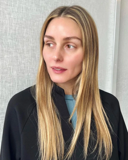 Brezilyalı saç artisti Romeu Felipe'nin sarı saç sırları üzerine yaptığı açıklamalarla öne çıkan yazıda adı geçen Olivia Palermo, doğal görünümlü sarı saçları, zarif ışıltıları ve koyu dipleriyle siyah bir üst giyerek hafifçe yan dönmüş, sarı saç renginin zamansız ve bakımlı güzelliğini yansıtıyor.