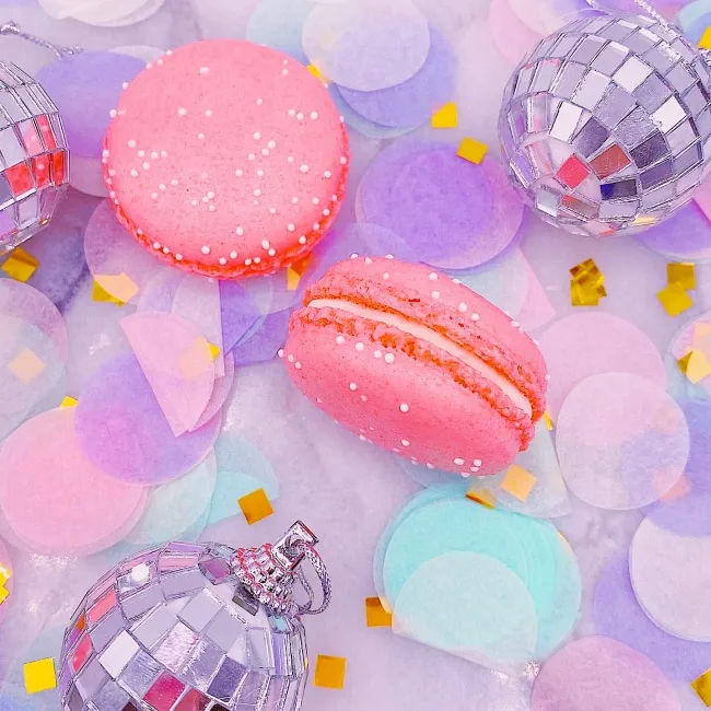 Disco topları ve konfetiyle süslenmiş pembe makaronlar – parti temalı makaron dekorasyonu