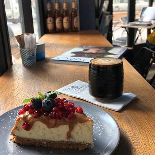 Tea or Coffee Cihangir’in aydınlık, ahşap detaylı iç mekânı - Cihangir mekanları rehberi.