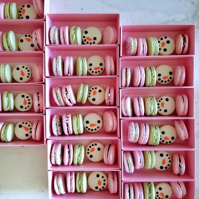 Pembe kutularda kardan adam desenli, yeşil ve pembe makaron çeşitleri – yılbaşı temalı makaron kutuları