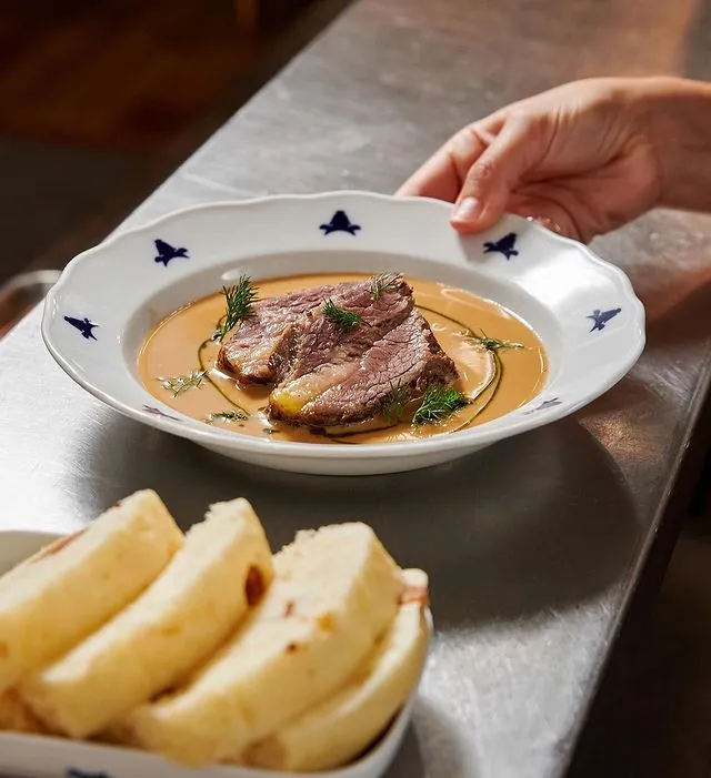 Cestre Restaurant, kömür üstünde pişmiş et yahnni