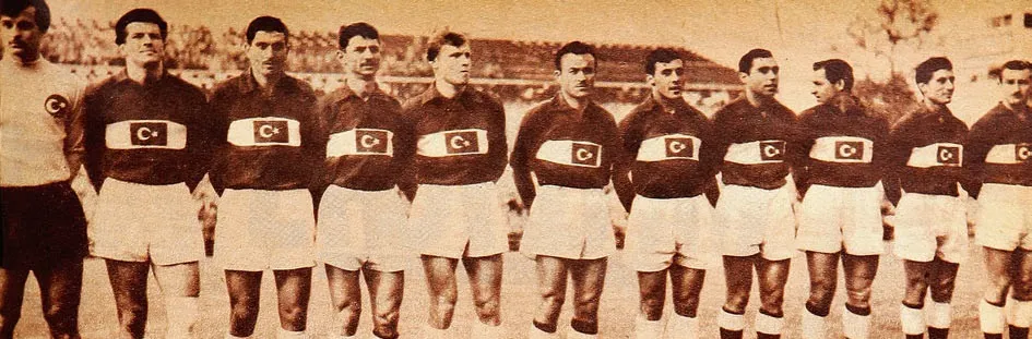 Sepya tonlu eski bir fotoğraf karesinde, ay yıldızlı amblemleri taşıyan formalarıyla nizami bir şekilde yan yana dizilmiş on bir futbolcu, Türkiye'nin 1954 Dünya Kupası kadrosunu gururla temsil eden bir takım pozu veriyor.