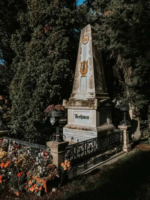 Yoğun yeşil ağaçların ortasında yükselen, üzerinde altın bir lir simgesi ve büyük harflerle Beethoven isminin kazılı olduğu mermer anıt mezarı, etrafı işlemeli demir parmaklıklar ve rengarenk taze çiçeklerle çevrili olarak bestecinin hayatını anıyor.