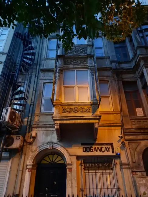 Kent Duvarlarını Sanata Dönüştüren Ressam: Burhan Doğançay