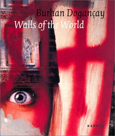 Burhan Doğançay'ın sanatını yansıtan Walls of the World (Dünya Duvarları) kitabının bu dikkat çekici kapağında, derin mavi bir göz, kırmızı fırça darbeleriyle oluşturulmuş soyut duvar ve pencere motiflerinin arasından belirerek yoğun bir görsel ifade sunuyor.